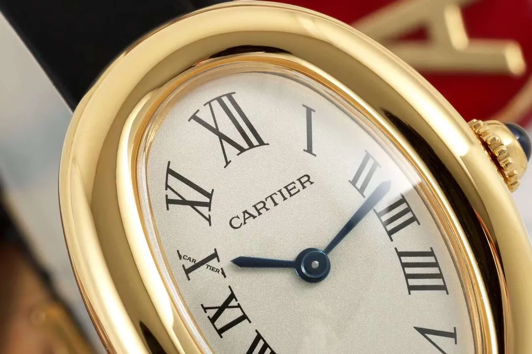 Cartier Baignoire Yellow Gold Oval Women’s Watch with White Dial, Roman Numerals, Black Leather Strap, and Sapphire Cabochon Crown - 图片 3