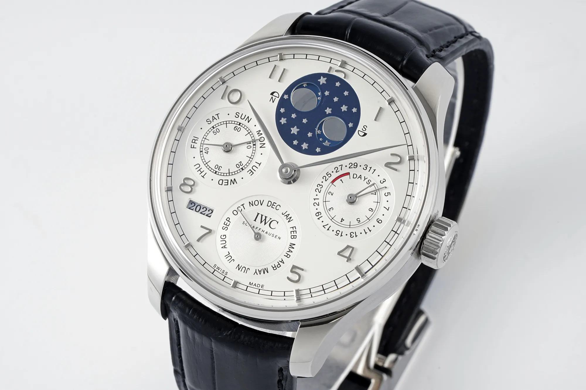 IWC Portugieser Perpetual Calendar Automatic Men’s Watch – Silver Case, White Dial with Moon Phase, Black Leather Strap - 图片 3