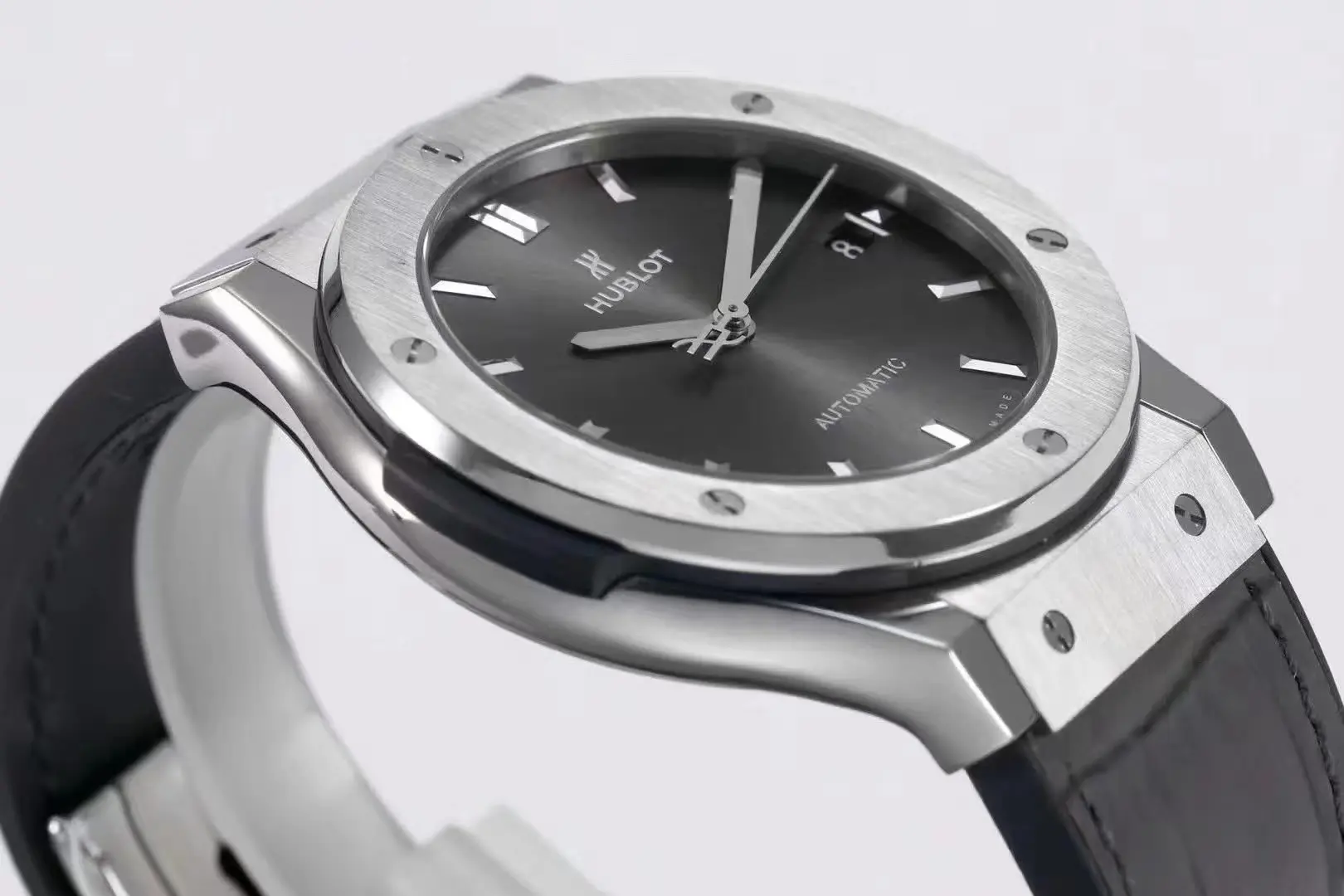 JB Factory Hublot Classic Fusion Titanium Watch – Grey Dial, 45MM, Polished Brushed Case, Black Strap, Best Replica Watch - 图片 5