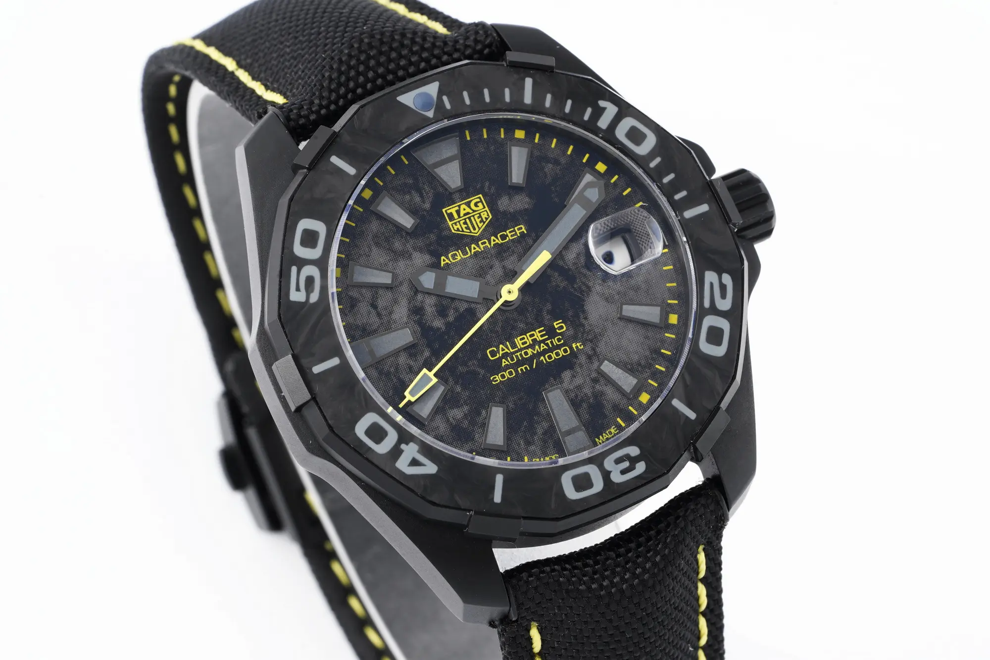 V6 Factory TAG Heuer Series Watch – Black Carbon Fiber Dial, Yellow Stitching Strap, Formal & Casual Style, SW200 Movement, Super Clone Replica Edition - 图片 2