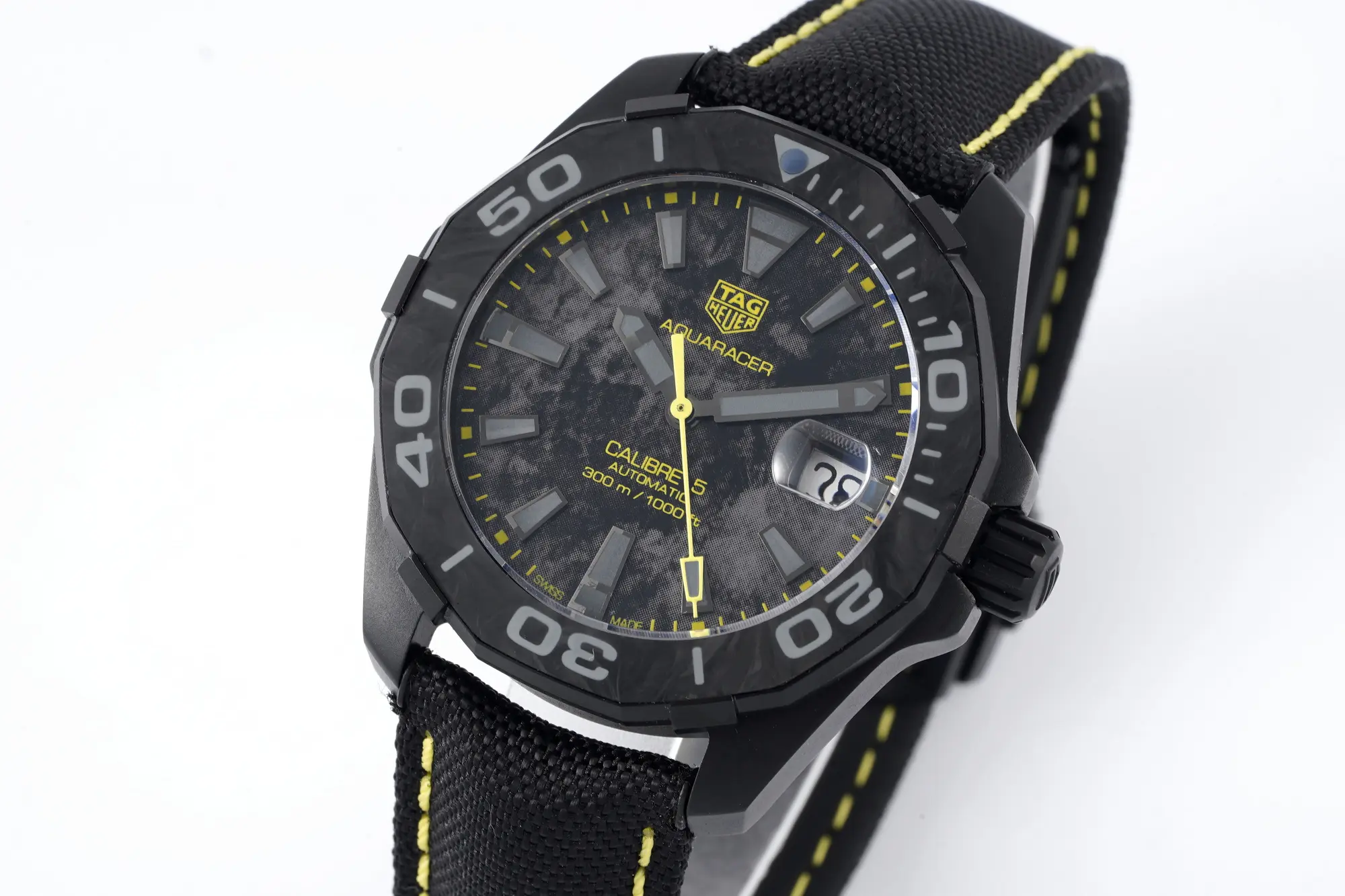 V6 Factory TAG Heuer Series Watch – Black Carbon Fiber Dial, Yellow Stitching Strap, Formal & Casual Style, SW200 Movement, Super Clone Replica Edition - 图片 3