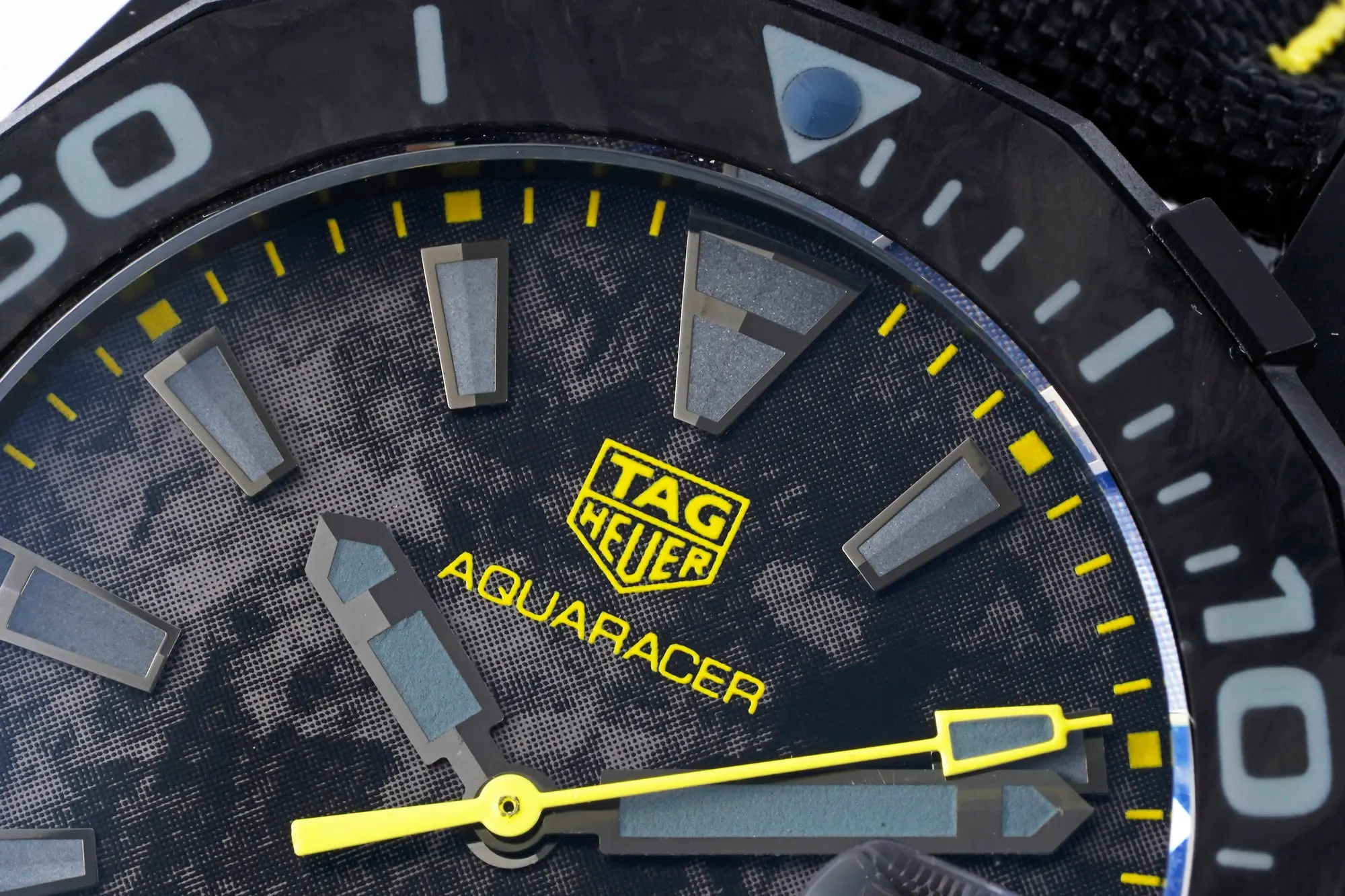 V6 Factory TAG Heuer Series Watch – Black Carbon Fiber Dial, Yellow Stitching Strap, Formal & Casual Style, SW200 Movement, Super Clone Replica Edition - 图片 4