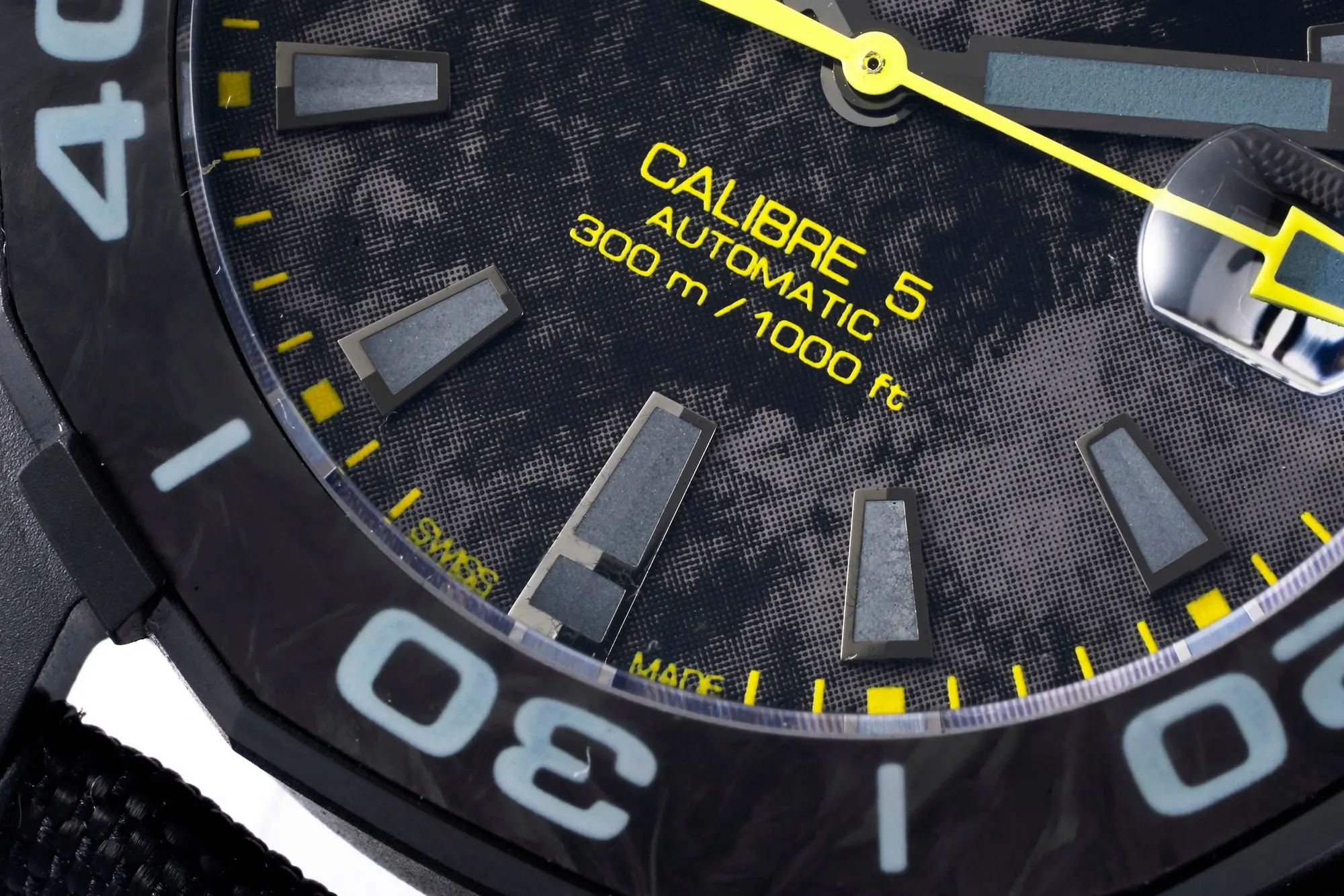 V6 Factory TAG Heuer Series Watch – Black Carbon Fiber Dial, Yellow Stitching Strap, Formal & Casual Style, SW200 Movement, Super Clone Replica Edition - 图片 5
