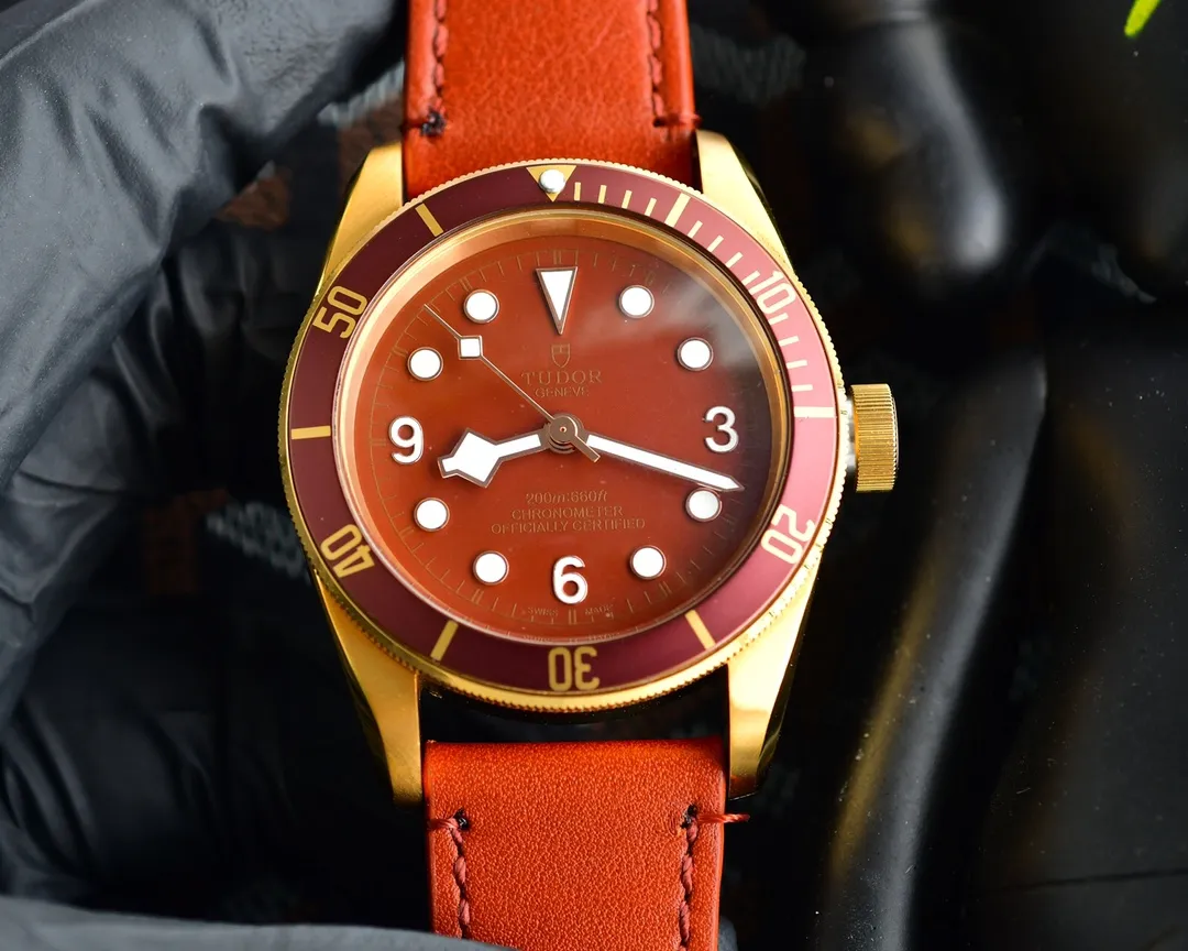 Tudor Black Bay 58 Blue Dial Gold-Tone Case Men’s Diver Watch with Navy Leather Strap - 图片 8