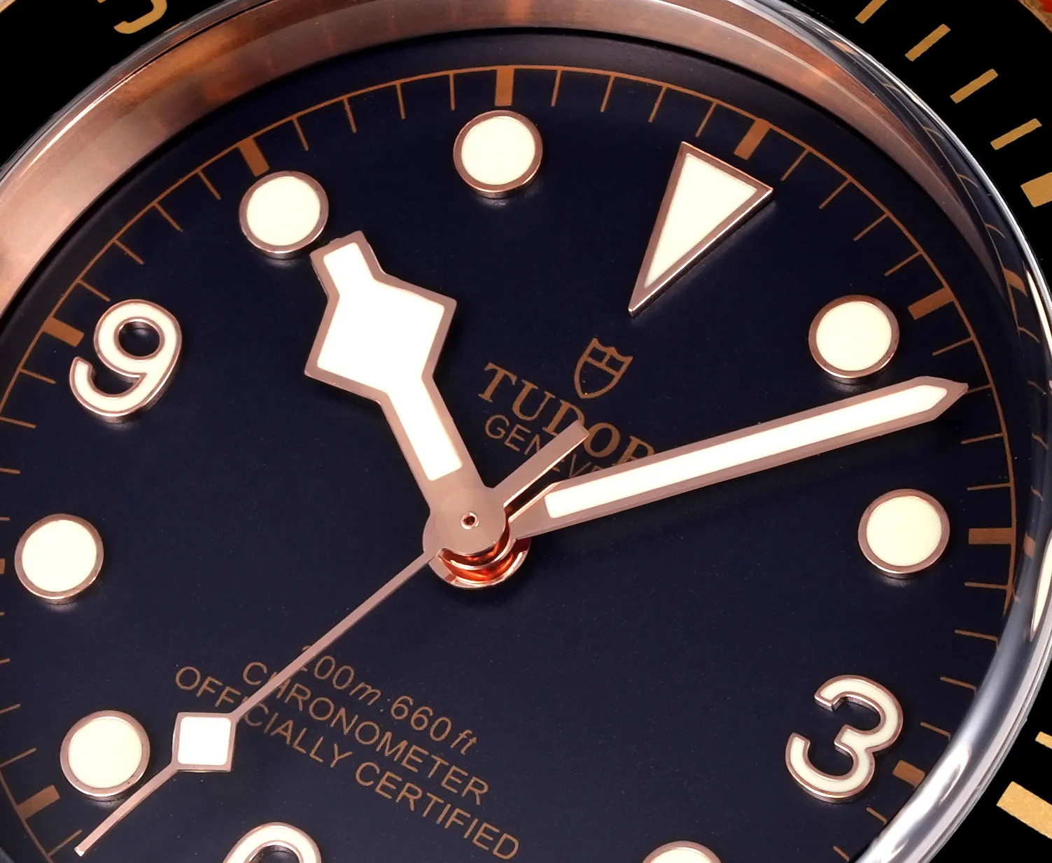 Tudor Black Bay Bronze Automatic Men’s Diver Watch with Black Dial, Brown Leather Strap, and Bronze Case - 图片 5