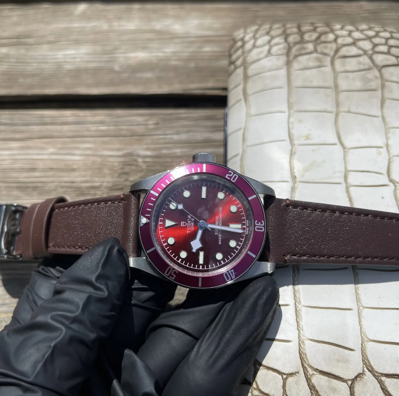 Tudor Black Bay Burgundy Red Dial Automatic Diver’s Watch with Brown Leather Strap - 图片 3