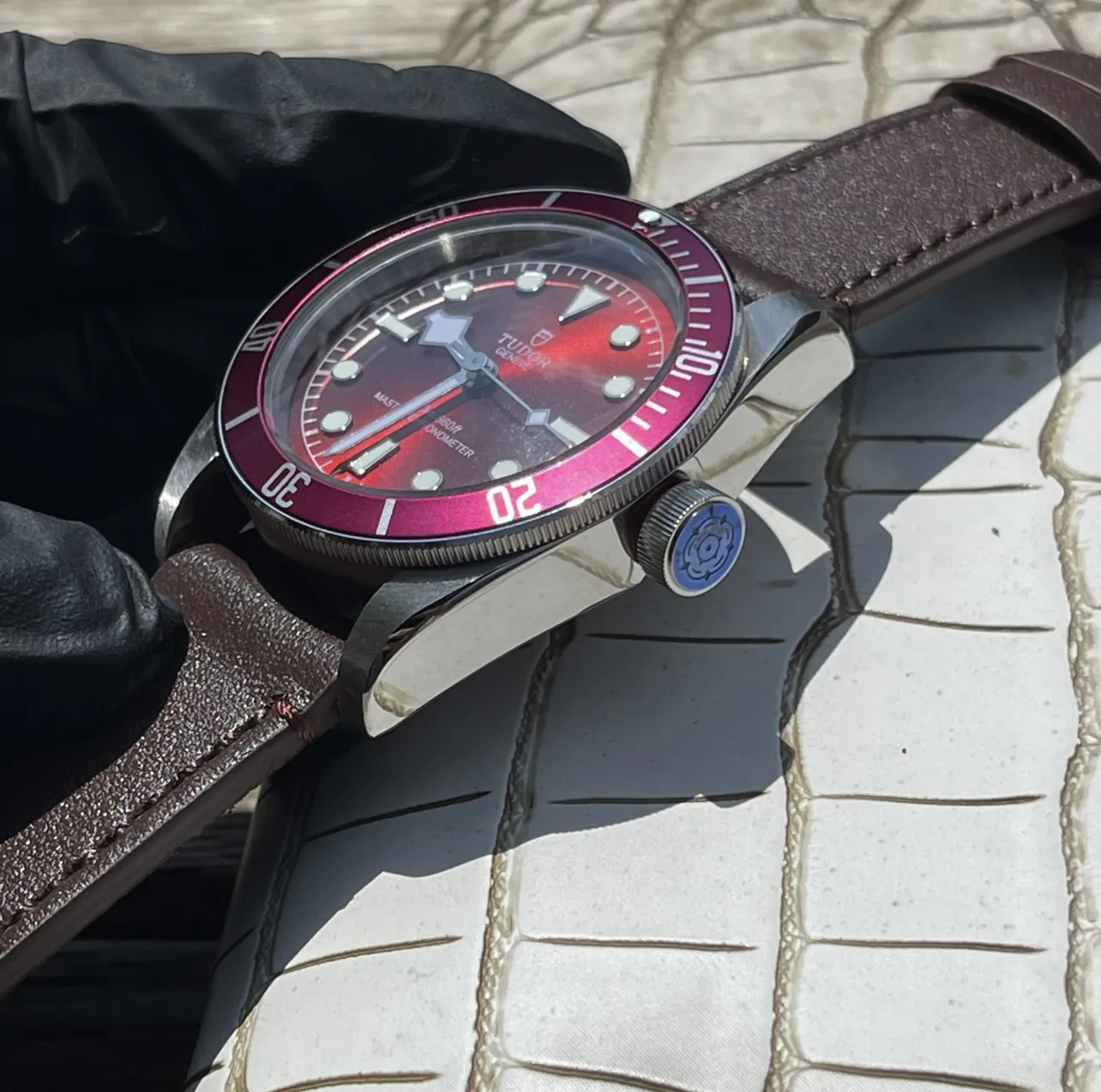 Tudor Black Bay Burgundy Red Dial Automatic Diver’s Watch with Brown Leather Strap - 图片 4