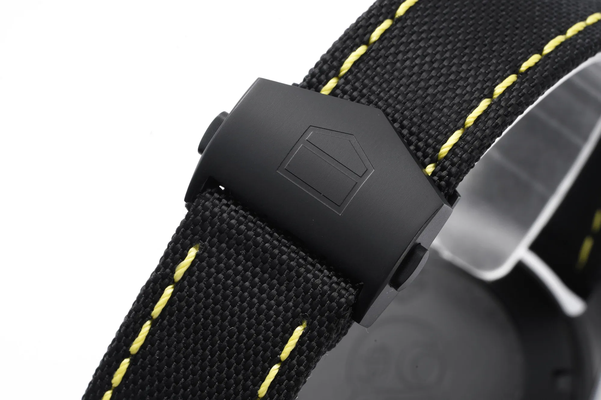 XF Factory TAG Heuer Series Watch – Black Carbon Fiber Dial, Yellow Stitching Strap, Formal & Casual Style, SW200 Movement, Super Clone Replica Edition - 图片 9