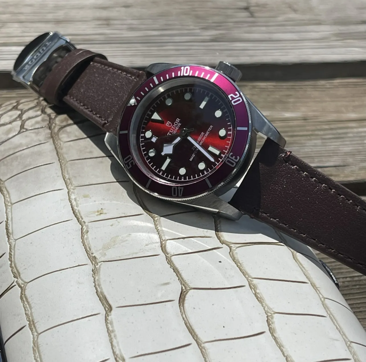 ZF Factory Tudor Black Bay Burgundy Red Dial Automatic Diver’s Watch with Brown Leather Strap - 图片 7
